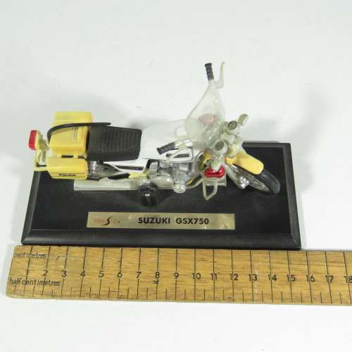 Maisto Suzuki GSX 750 model motorcycle - Scale 1/18 - Police version