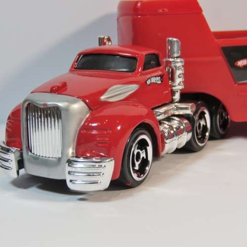 Hot Wheels M8750 truckin transporters truck with Ground FX car