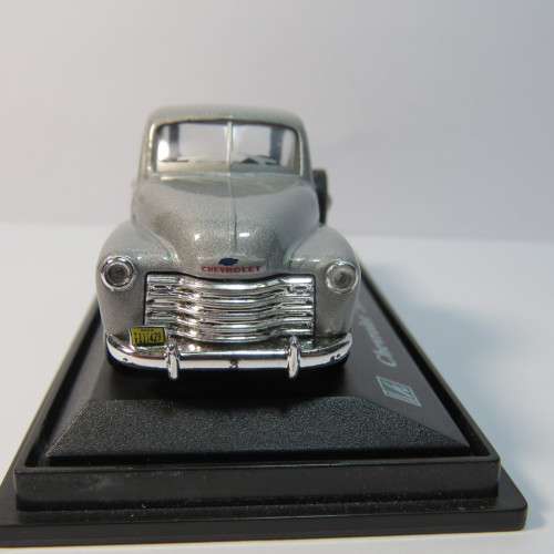 Hongwell Chevrolet 3100 pickup truck in case - Scale 1/72