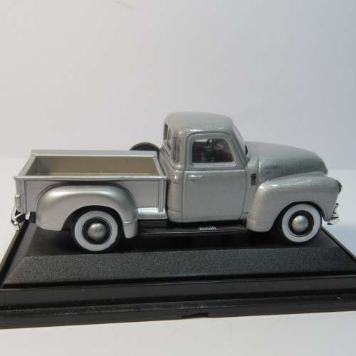 Hongwell Chevrolet 3100 pickup truck in case - Scale 1/72