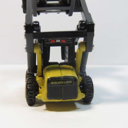 ERTL New Holland L665 Turbo skid steer loader - Scale 1/32