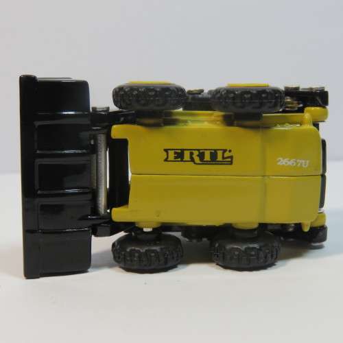 ERTL New Holland L665 Turbo skid steer loader - Scale 1/32