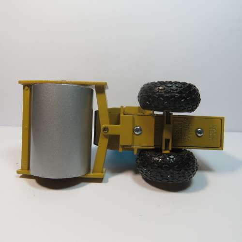 NZG Modelle 1995 #401/2 caterpillar CS-583C vibratory roller construction model - Scale 1/50