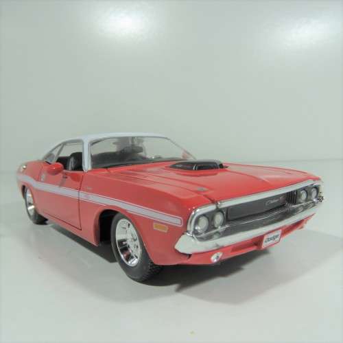 Maisto 1970 Dodge Challenger R/T model car - Scale 1/24
