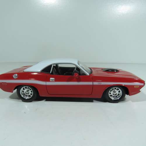Maisto 1970 Dodge Challenger R/T model car - Scale 1/24