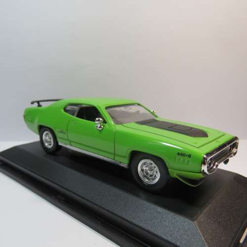 Road Signature 1971 Plymouth GTX model car in box - Scale 1/43