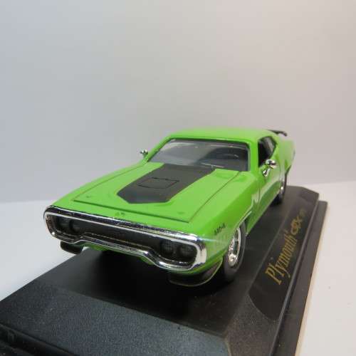 Road Signature 1971 Plymouth GTX model car in box - Scale 1/43