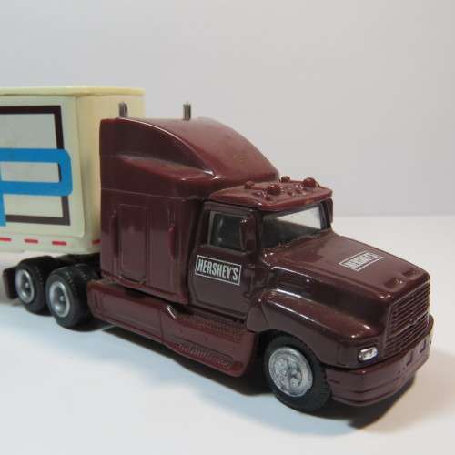 Road Champs Ford Aeromax 120 truck and trailer - Hershey`s Syrup