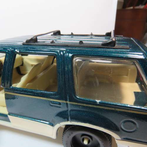 Maisto Ford Explorer model car - Scale 1/24 - Missing wheel cap