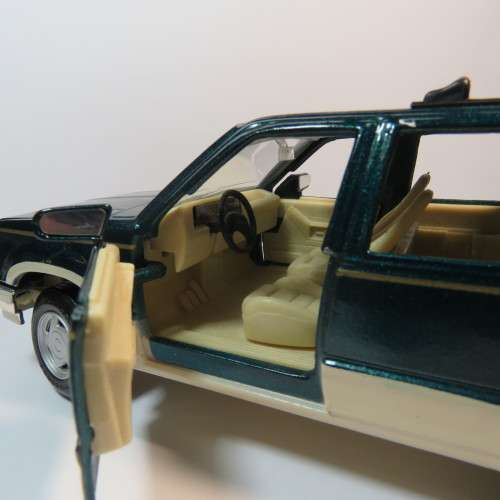 Maisto Ford Explorer model car - Scale 1/24 - Missing wheel cap