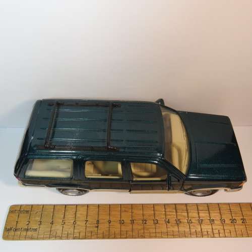 Maisto Ford Explorer model car - Scale 1/24 - Missing wheel cap