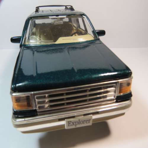 Maisto Ford Explorer model car - Scale 1/24 - Missing wheel cap