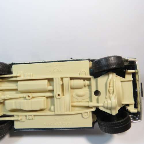 Maisto Ford Explorer model car - Scale 1/24 - Missing wheel cap