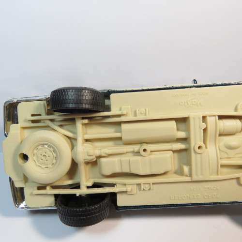 Maisto Ford Explorer model car - Scale 1/24 - Missing wheel cap