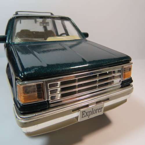 Maisto Ford Explorer model car - Scale 1/24 - Missing wheel cap