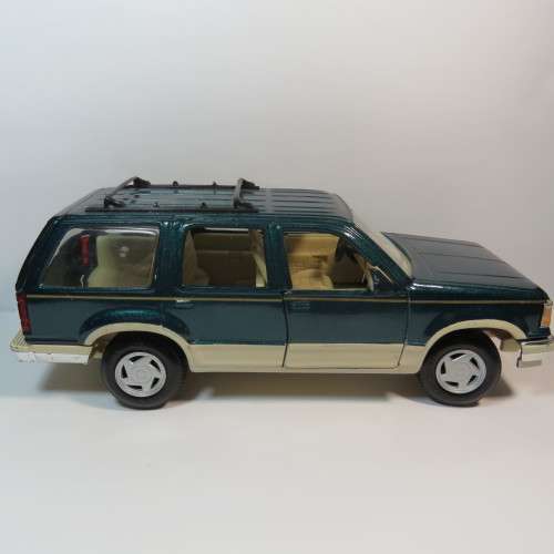 Maisto Ford Explorer model car - Scale 1/24 - Missing wheel cap
