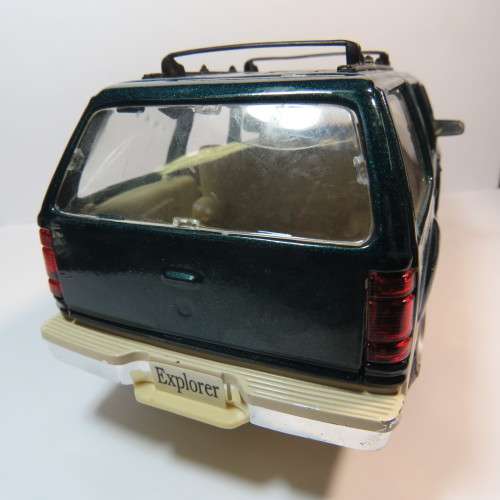 Maisto Ford Explorer model car - Scale 1/24 - Missing wheel cap