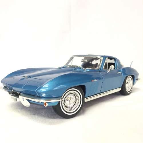 Maisto 1965 Chevrolet Corvette model car - scale 1/18