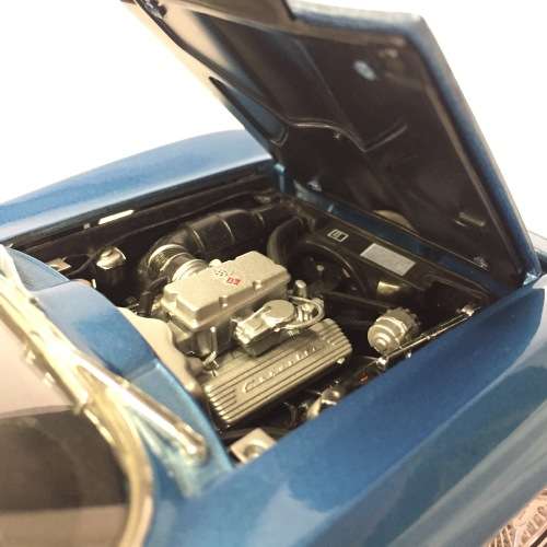 Maisto 1965 Chevrolet Corvette model car - scale 1/18