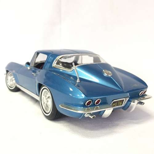 Maisto 1965 Chevrolet Corvette model car - scale 1/18