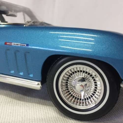 Maisto 1965 Chevrolet Corvette model car - scale 1/18