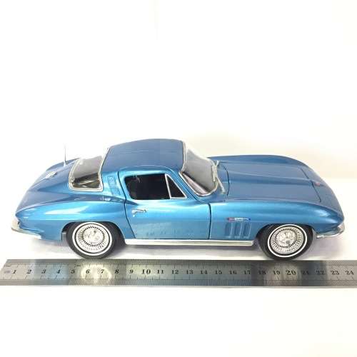 Maisto 1965 Chevrolet Corvette model car - scale 1/18