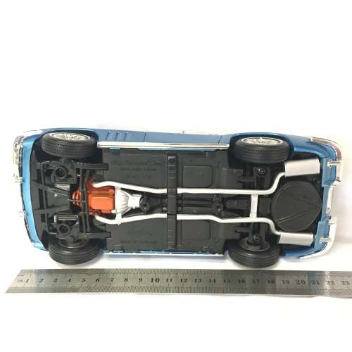 Maisto 1965 Chevrolet Corvette model car - scale 1/18