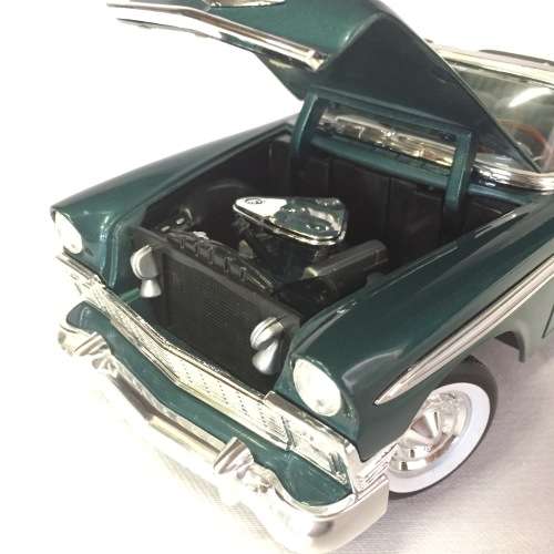 Road Signature 1956 Chevrolet Bel Air convertible model car - scale 1/18