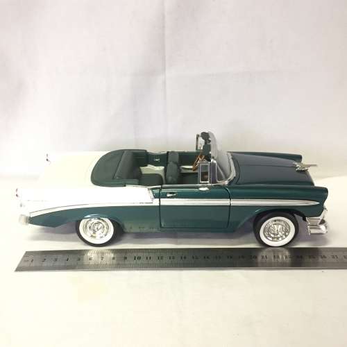 Road Signature 1956 Chevrolet Bel Air convertible model car - scale 1/18
