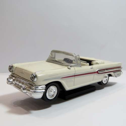 New Ray 1957 Pontiac Bonneville model car - Scale 1/43 - Missing side panel right rear