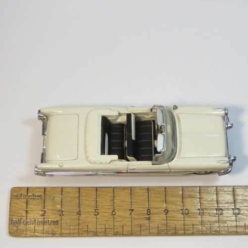 New Ray 1957 Pontiac Bonneville model car - Scale 1/43 - Missing side panel right rear