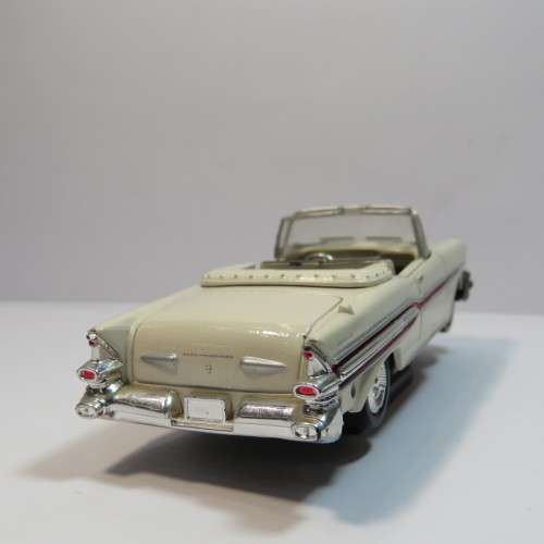New Ray 1957 Pontiac Bonneville model car - Scale 1/43 - Missing side panel right rear