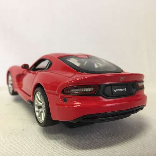 Bburago 2013 SRT Viper GTS model car - scale