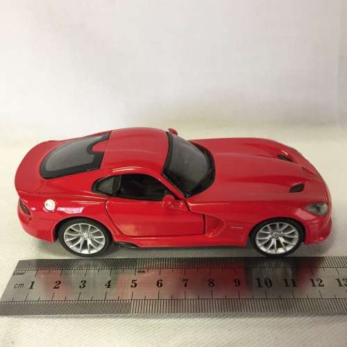 Bburago 2013 SRT Viper GTS model car - scale