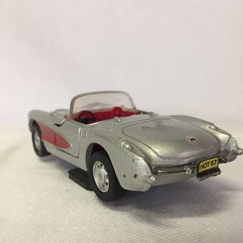 Maisto 1957 Chevrolet Corvette model car - pull back action - scale 1/39