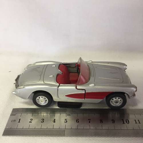 Maisto 1957 Chevrolet Corvette model car - pull back action - scale 1/39