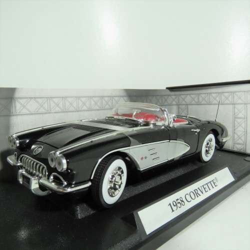 Motor Max 1958 Chevrolet corvette model car with box - Scale 1/18