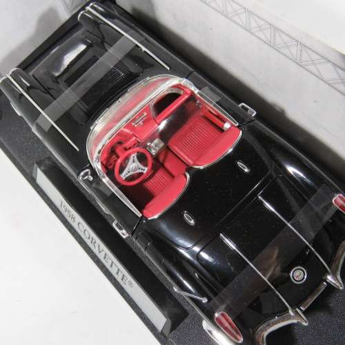 Motor Max 1958 Chevrolet corvette model car with box - Scale 1/18