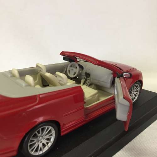 Bburago Volvo C70 Cabriolet model car - scale 1/24