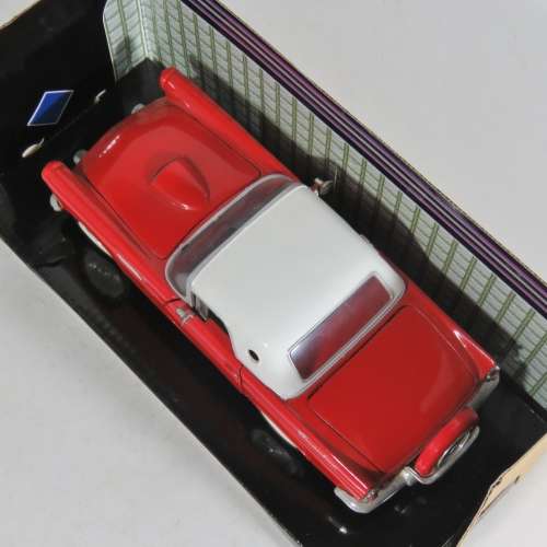 Motor Max 1956 Ford Thunderbird model car with box - Scale 1/24