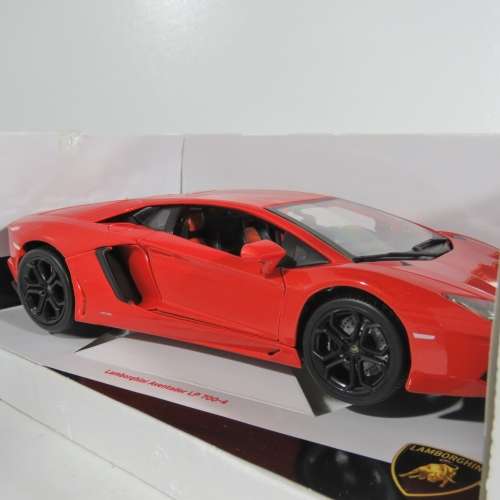 Bburago Lamborghini Aventador LP700-4 model car in box - Scale 1/18