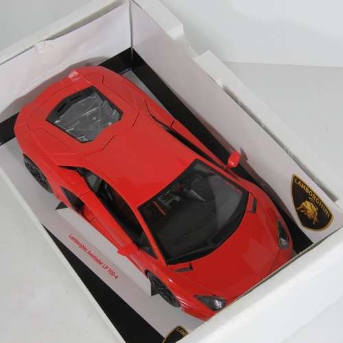Bburago Lamborghini Aventador LP700-4 model car in box - Scale 1/18