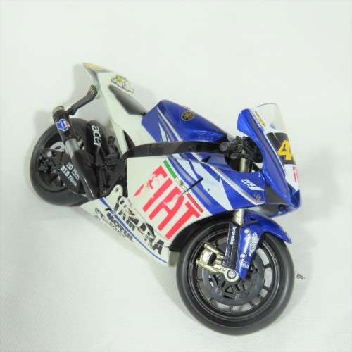 NewRay Yahama YZR-M1 #46 Valentino Rossi model motorcycle - Scale 1/12 - Some side damage