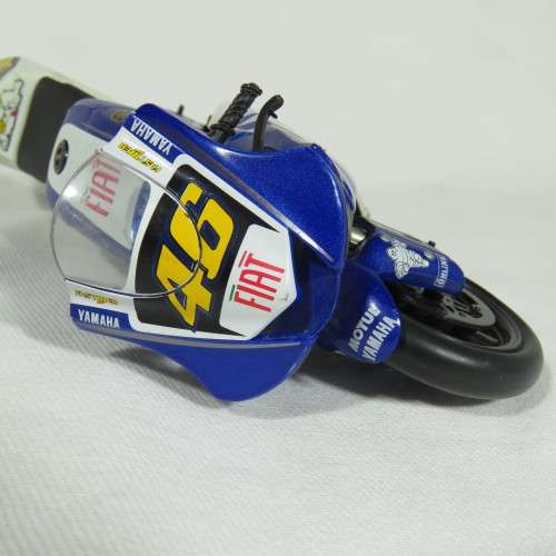 NewRay Yahama YZR-M1 #46 Valentino Rossi model motorcycle - Scale 1/12 - Some side damage