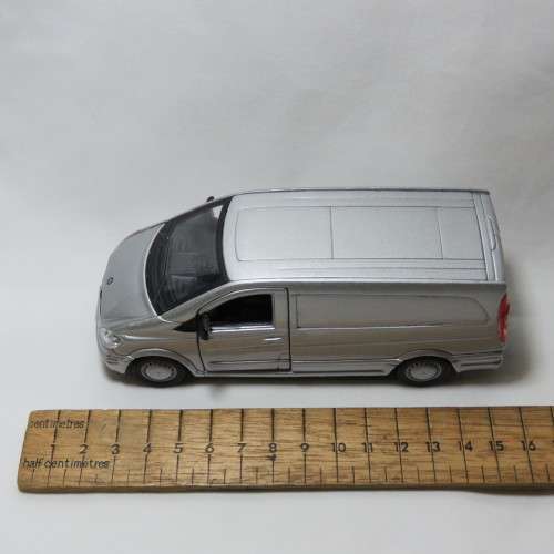Bburago Mercedes-Benz Vito model car - Scale