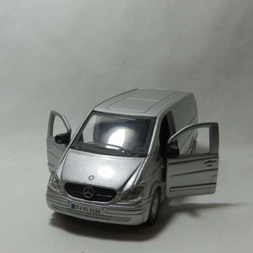 Bburago Mercedes-Benz Vito model car - Scale