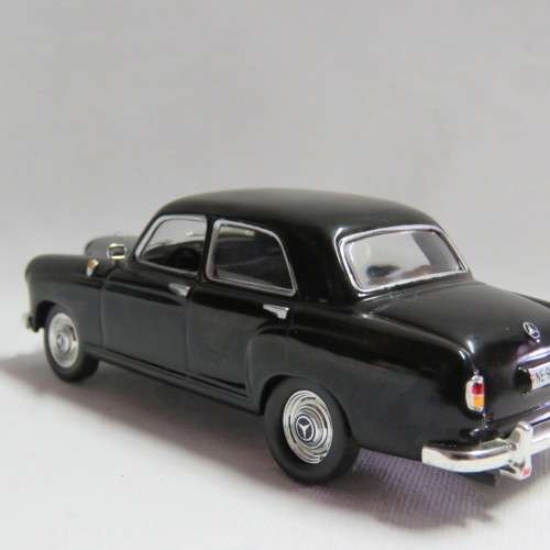 IXO Models Mercedes-Benz 220 S die-cast model car - Scale 1/43