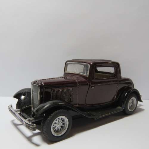 Kinsmart 1932 Ford 3-window coupe model car - Scale 1/34