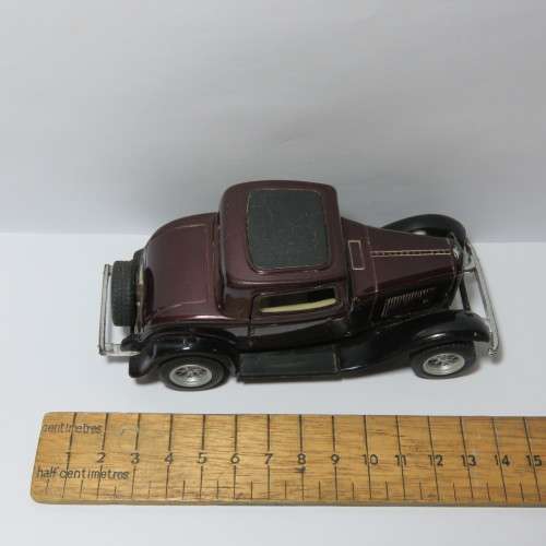 Kinsmart 1932 Ford 3-window coupe model car - Scale 1/34