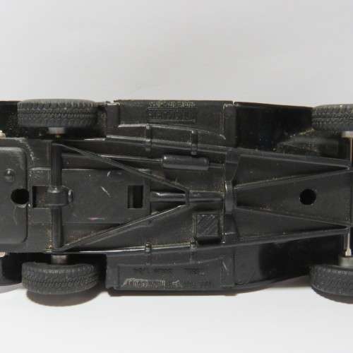 Kinsmart 1932 Ford 3-window coupe model car - Scale 1/34
